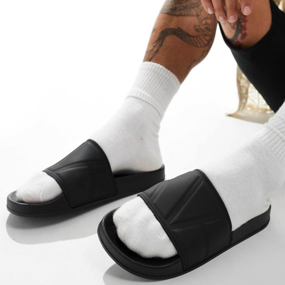ASOS DESIGN • Sliders In Black - Picture 3 of 9